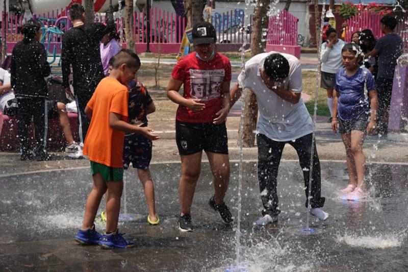 Niños jugando en una fuente