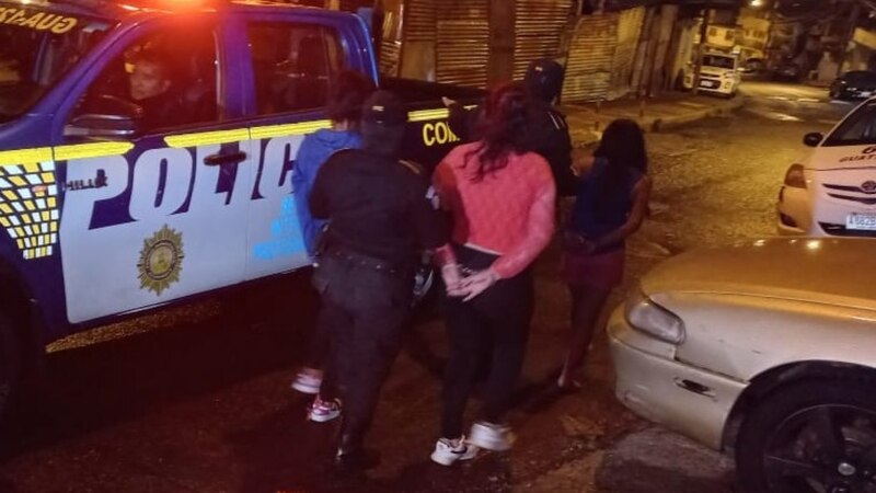 La policía detiene a varias mujeres en una redada.