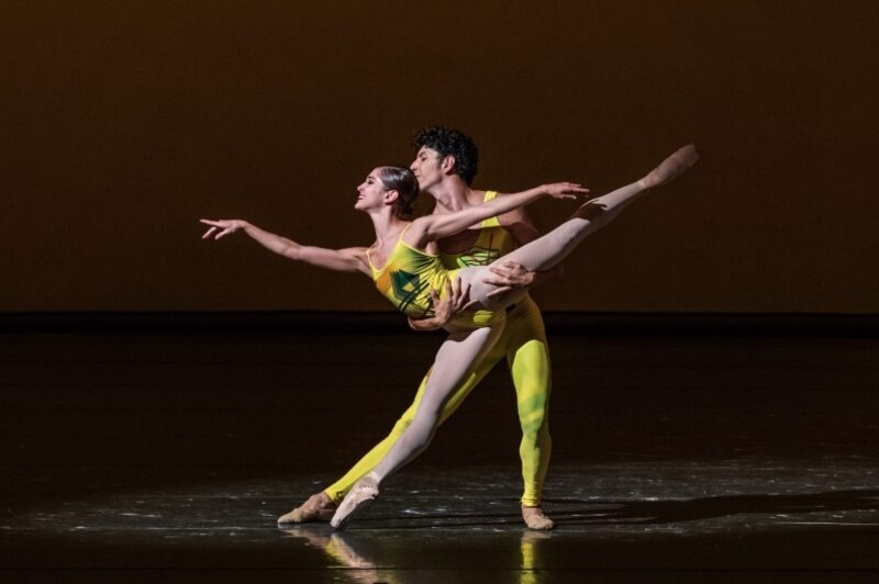 Pareja de bailarines de ballet realizando una piroutte.