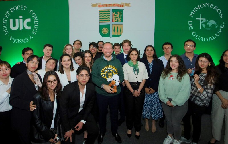 Estudiantes de la Universidad Intercontinental posan con el rector