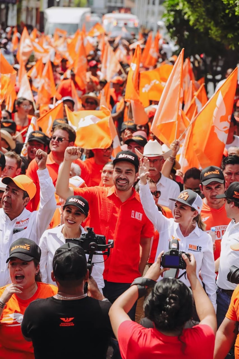 Multitudinaria marcha en apoyo a AMLO