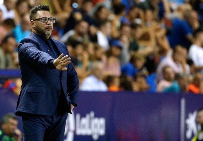 El entrenador de fútbol da instrucciones a sus jugadores