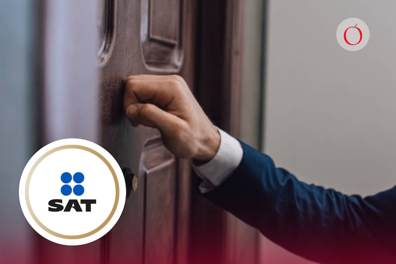 Persona tocando la puerta y logo del SAT