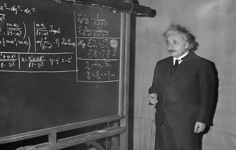 Albert Einstein escribiendo ecuaciones en una pizarra.