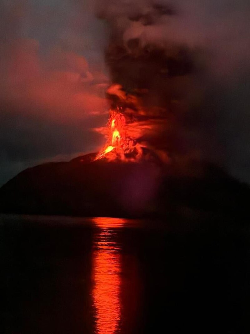 Volcán en erupción en una isla