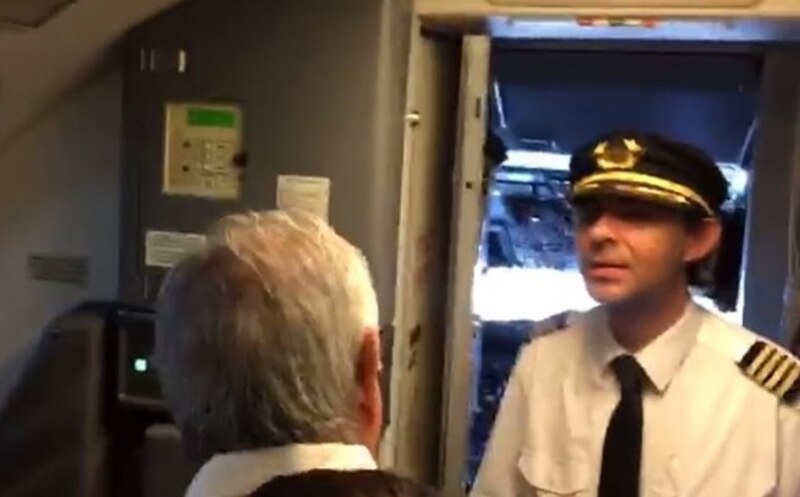 Un piloto de avión discute con un pasajero