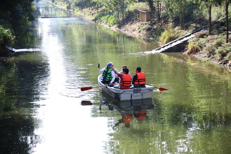 Paseo en bote por el río