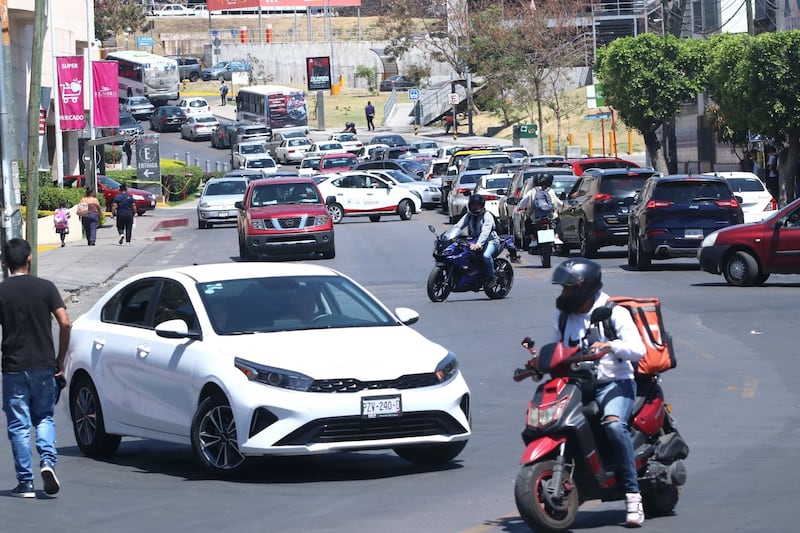 Bloqueo vial que realizan habitantes de la colonia precarista La Estación, en protesta por más de ocho días sin agua potable. Los vecinos acusan que el Sistema de Agua Potable y Alcantarillado de Cuernavaca les cobra el servicio de agua sin embargo es constante la falta del vital líquido. Al sitio llego a negociar la liberación de las vías bloqueadas, el secretario del ayuntamiento, Carlos de la Rosa Segura, el cual fue "echado" por los vecinos inconformes y exigieron la presencia del presidente municipal, José Luis Urióstegui. El bloqueo genero caos vial y algunos conatos de enfrentamiento entre automovilistas y manifestantes.