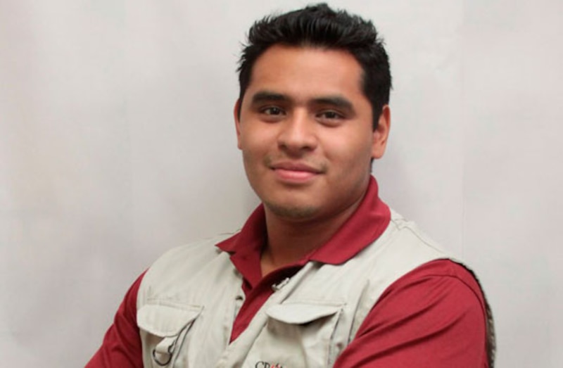Joven indígena con ropa casual