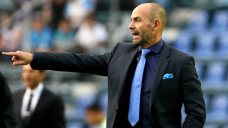 El entrenador da instrucciones a sus jugadores