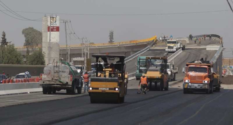 Trabajadores realizan labores de mantenimiento en una carretera
