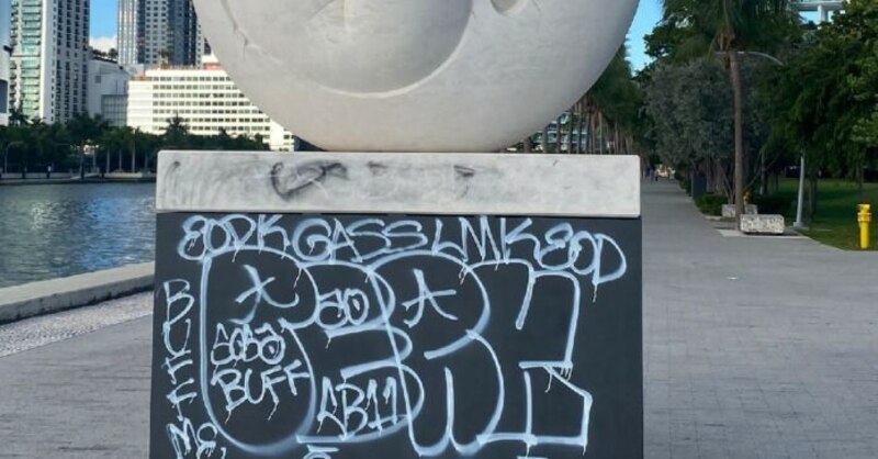 Monumento vandalizado con grafitis