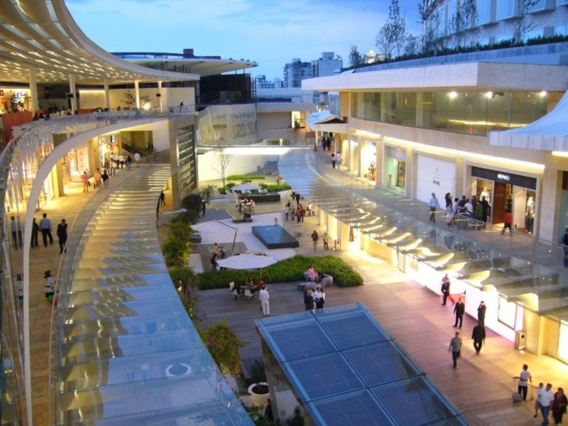 Centro comercial con techo de cristal