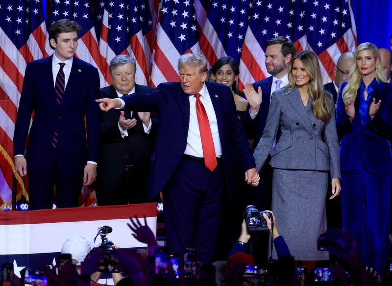 El candidato republicano, Donald Trump, anunció su triunfo electoral acompañado de su esposa Melania y su hijo Barron Trump luego de las elecciones de este 2024 para regresar a la presidencia de Estados Unidos.