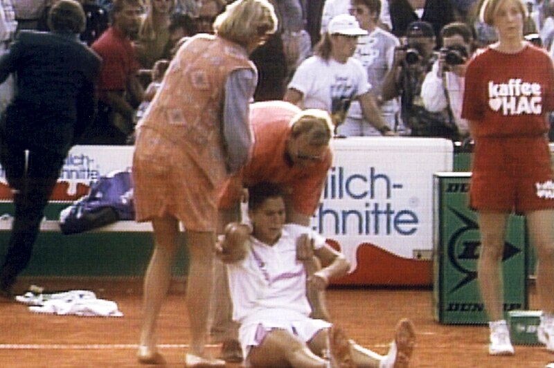 La tenista Steffi Graf se lesiona en el tobillo durante un partido