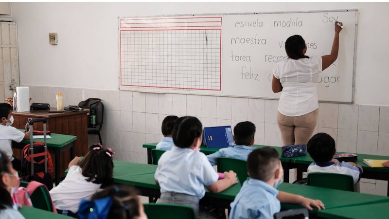 Profesora dando clase a sus alumnos en el aula