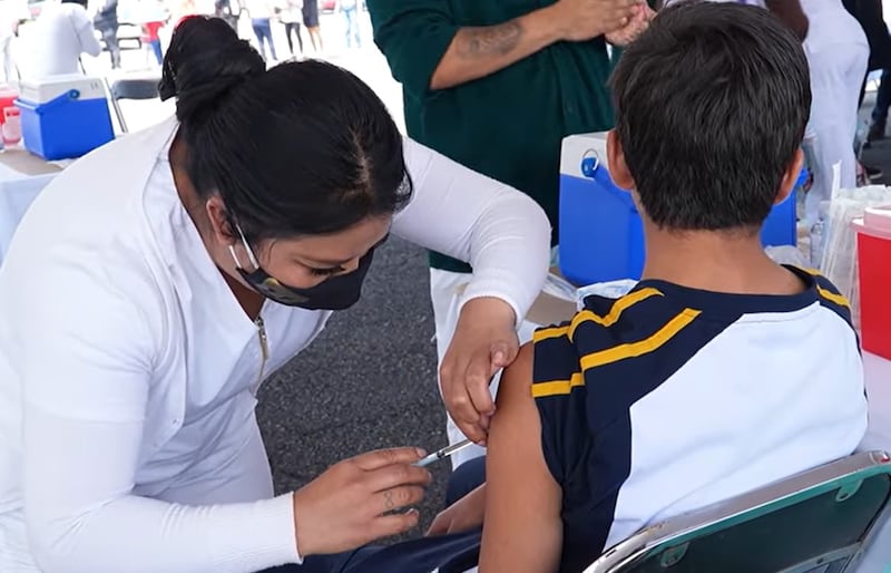 Enfermera inyectando a un joven en la UNAM por la Jornada de Vacunación