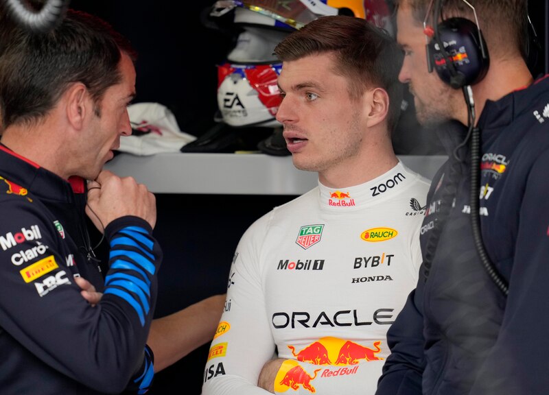 Max Verstappen, piloto de Red Bull Racing, habla con su ingeniero de pista durante una carrera de Fórmula 1.