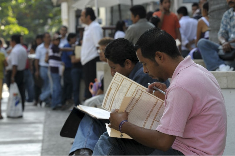 Dos hombres mirando un documento