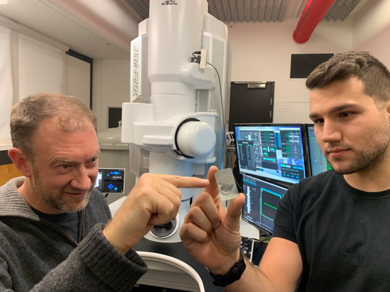 Científicos observan una muestra con un microscopio electrónico de barrido.