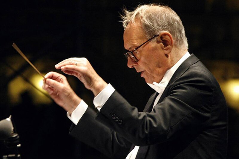 El director de orquesta Leonard Bernstein dirige una sinfonía.