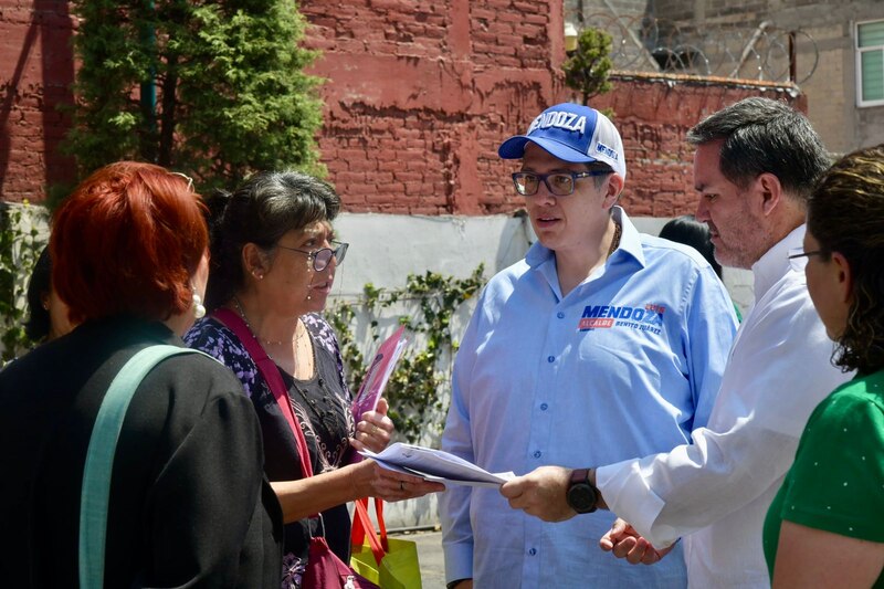 El candidato a la alcaldía de Iztapalapa, Armando Quintero, dialoga con los vecinos de la colonia El Rosario