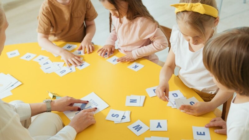 Niños aprendiendo el abecedario