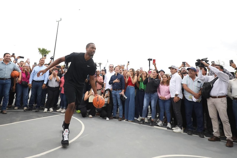 Harrison Barnes en cancha de Mirasierra Spurs durante inauguración en Saltillo