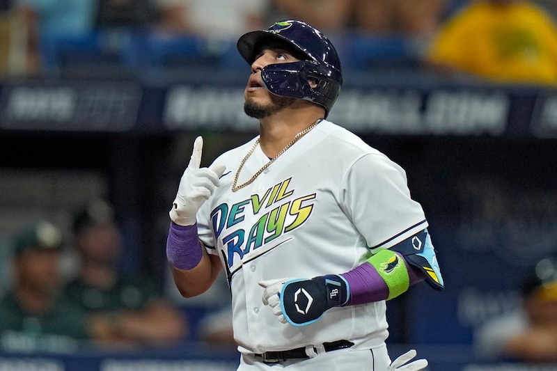 El jugador de los Rays de Tampa Bay, Yandy Díaz, conecta un jonrón en el Tropicana Field.