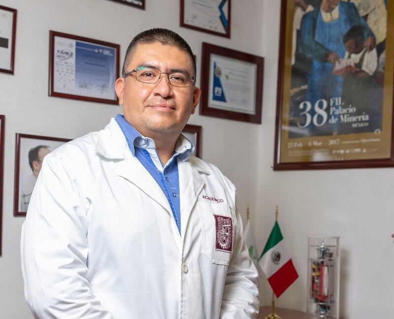 El Dr. Juan Pérez, un científico mexicano, es reconocido por su trabajo en el desarrollo de nuevos materiales.