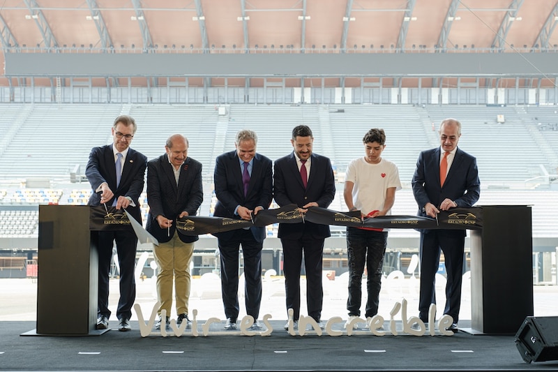 Inauguración del nuevo estadio de fútbol de la ciudad.