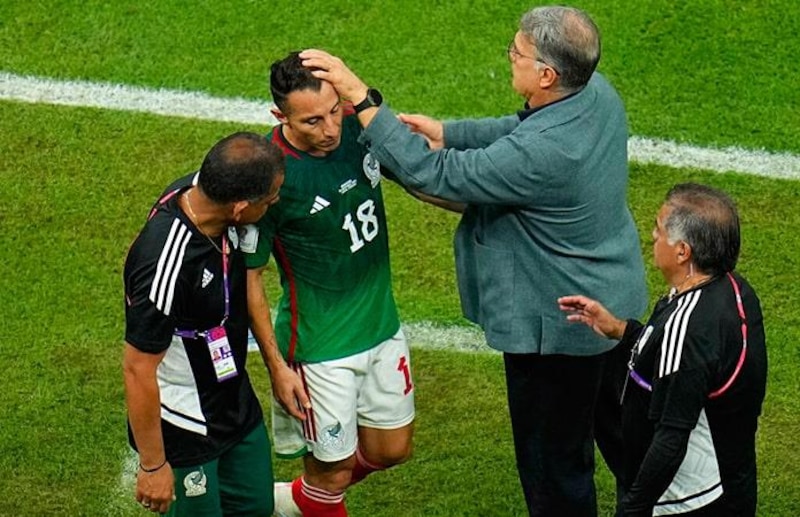 El jugador mexicano Andrés Guardado es consolado por el entrenador Gerardo Martino tras la derrota ante Argentina en la Copa Mundial de la FIFA 2022.