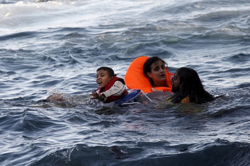 Niños migrantes arriesgan sus vidas en el mar