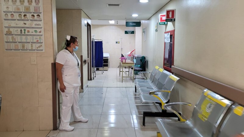 Trabajos de limpieza y desinfección del área de Urgencias del Hospital General de Zona (HGZ) No. 53, ubicado en el municipio de Los Reyes La Paz, tras la inundación que se registró la víspera por las intensas lluvias