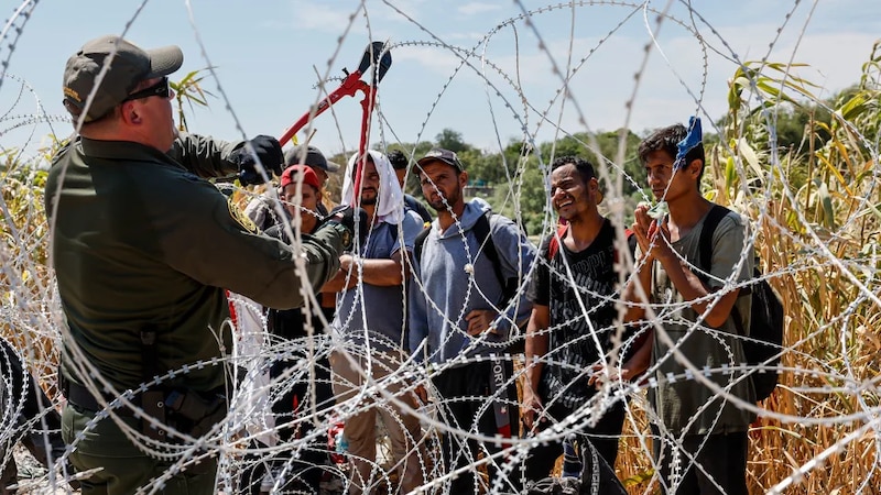 Migrantes cruzan la frontera entre México y Estados Unidos