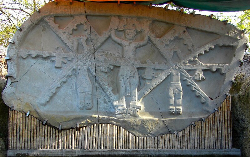 Estela maya con la representación de un dios