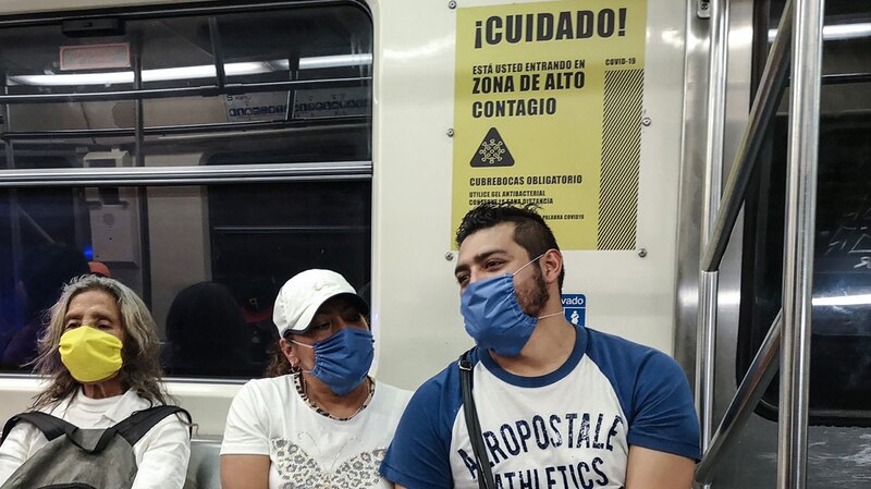 Pasajeros en el metro de la Ciudad de México usan cubrebocas para protegerse del COVID-19