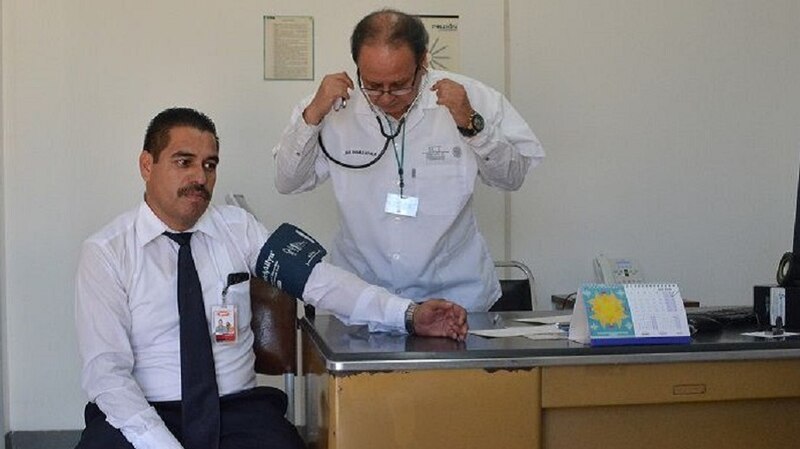 Médico tomando la presión arterial a un paciente