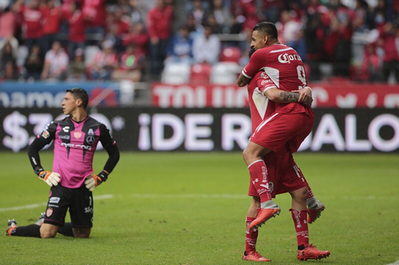 Jugadores de fútbol celebrando un gol