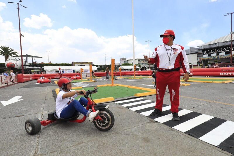 Niño en triciclo en una pista de carreras