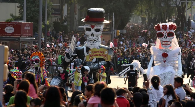 Catrinas gigantes en el desfile del Día de Muertos en la Ciudad de México