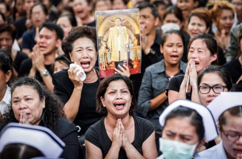 Tailandesas lloran la muerte del rey Bhumibol Adulyadej