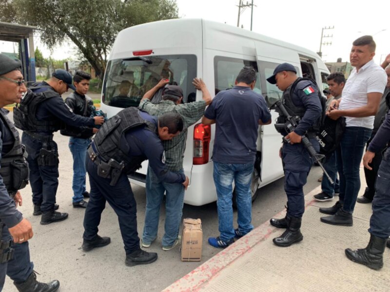 Policía detiene a un hombre en una camioneta