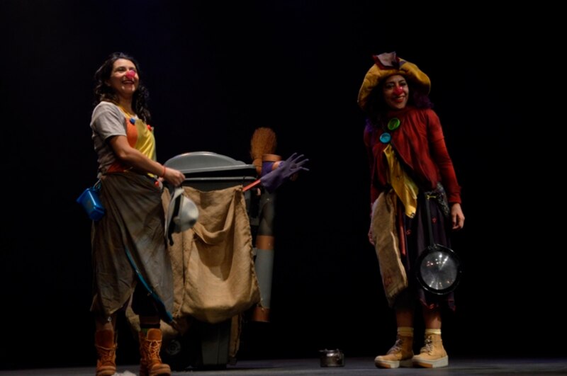 Dos payasas en un escenario