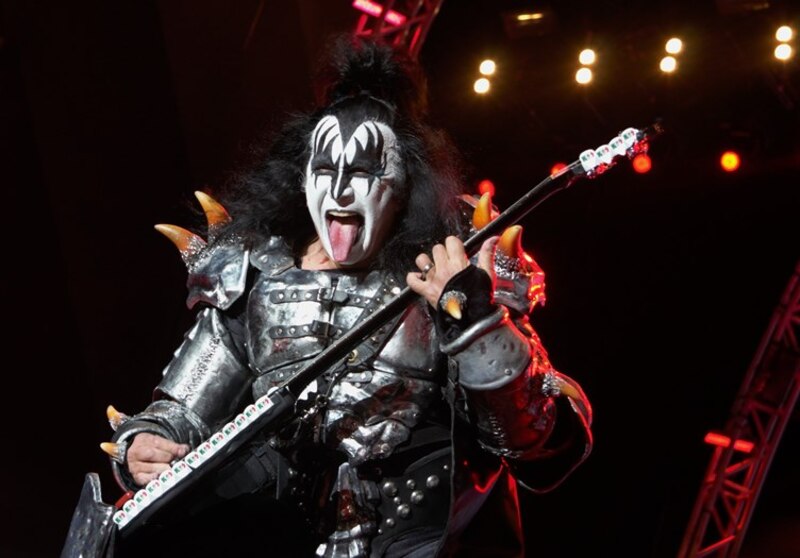 El guitarrista de Kiss, Paul Stanley, actúa en directo.