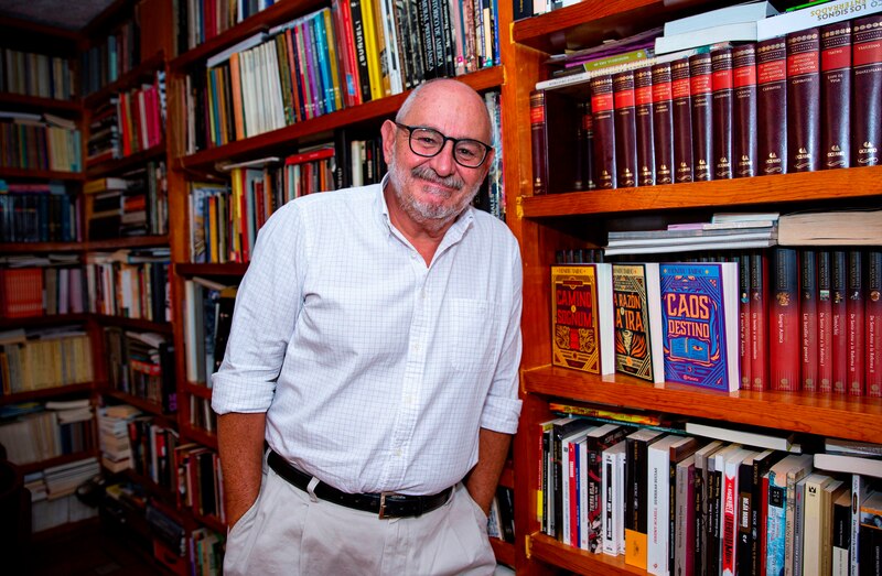El escritor mexicano Fernando Vallejo en su biblioteca