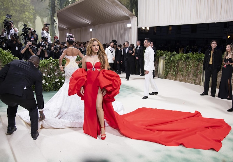 La cantante Rosalía deslumbra con un vestido rojo en la Met Gala 2022