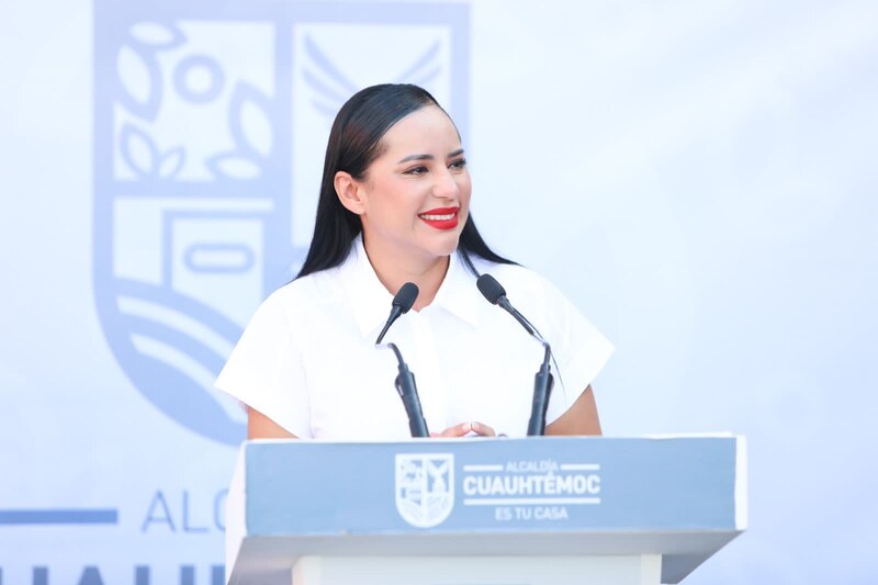 La alcaldesa de Cuauhtémoc, Sandra Cuevas, da un discurso durante un evento público.