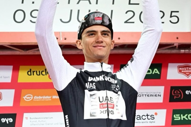 El mexicano se mantiene líder de la tabla de juveniles y en el top 4 general tras su primer triunfo en la segunda etapa del Tour de Austria 2025.