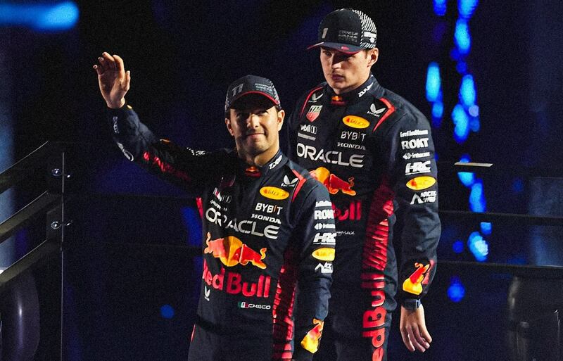 Sergio Pérez celebra su victoria en el Gran Premio de Mónaco junto a su compañero de equipo, Max Verstappen.